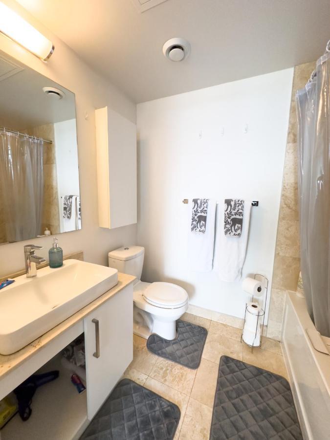 Luxury 2 Bedrooms With Lakeview Cn Tower Entertainment District Rogers Centre Toronto Luaran gambar