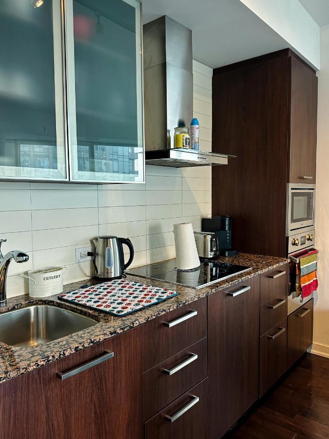 Luxury 2 Bedrooms With Lakeview Cn Tower Entertainment District Rogers Centre Toronto Luaran gambar
